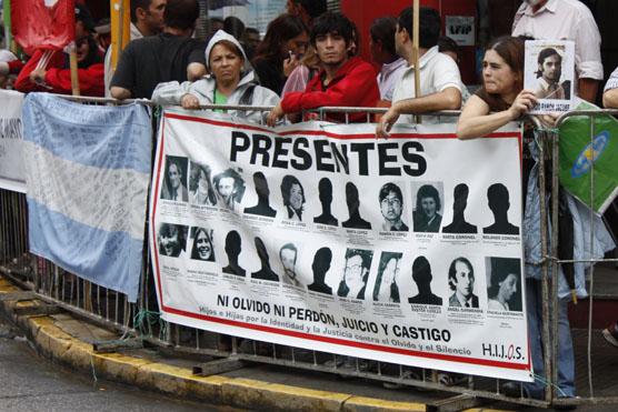 Bandera de HIJOS en las afueras de los tribunales federales