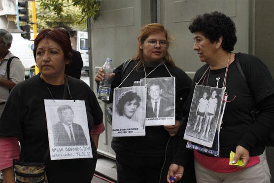 Familiares de desaparecidos en las puertas de los Tribunales Federales