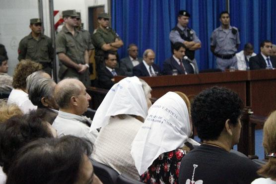 Las madres de plaza de mayo en el juicio, esperando justicia