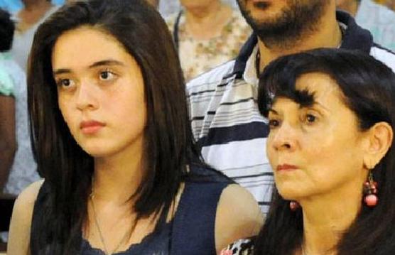 Micaela Verón, de 13 años, hija de Marita Verón, junto a su abuela, Susana Trimarco