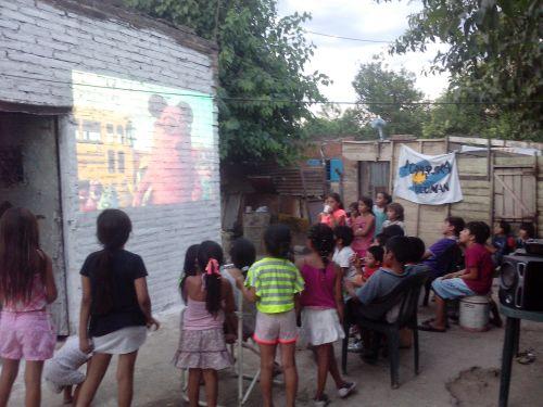 Los niños presencian el cine de los sabados