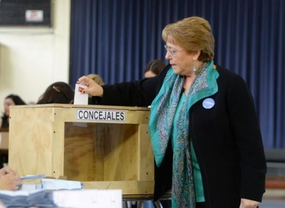 Bachelet vota el domingo pasado en las municipales