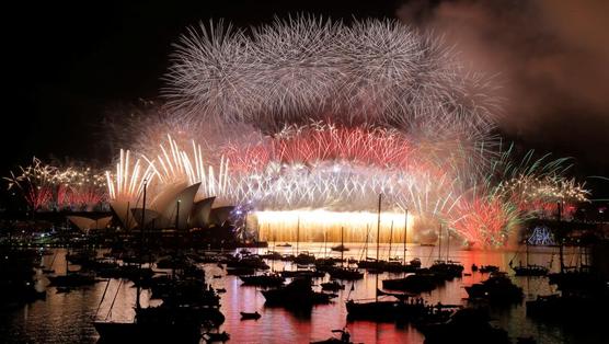 Fuegos artificiales explotan sobre la ópera de Sídney para celebrar la llegada del año nuevo el 1 de enero de 2017.
