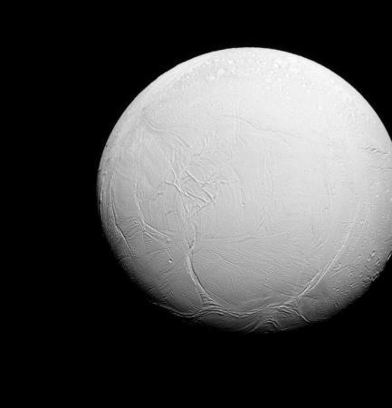 Imagen de la NASA de Encélado, la sexta luna más grande de Saturno, tomada en julio de 2015.