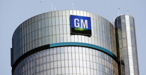 El logo de General Motors se exhibe en la sede mundial de la compañía en Detroit