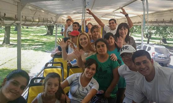 A bordo de un bus turístico los jóvenes recorrieron atractivos históricos