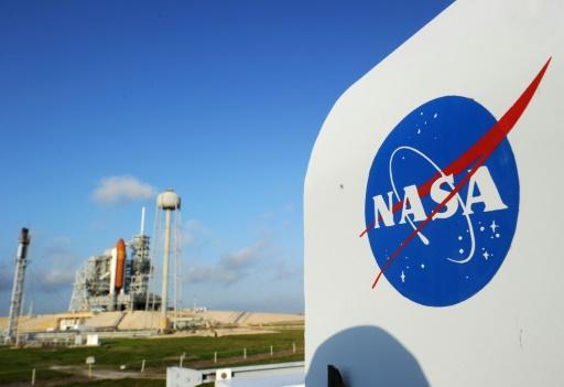 El logo de la Nasa cerca del transbordador espacial Endeavour en Florida