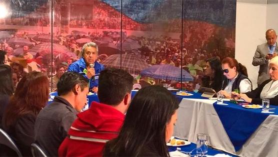 El candidato habla ayer ante los periodistas, en Quito (ANDES)