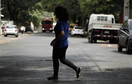  La estudiante, Alexandra Torres atraviesa una calle de Asunció