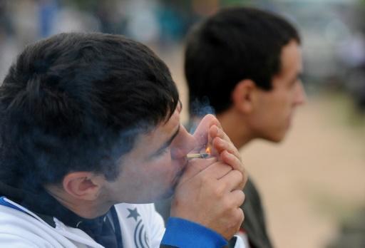 uruguayo fumando un porro