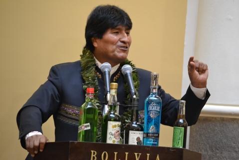 Evo Morales expone productos de coca