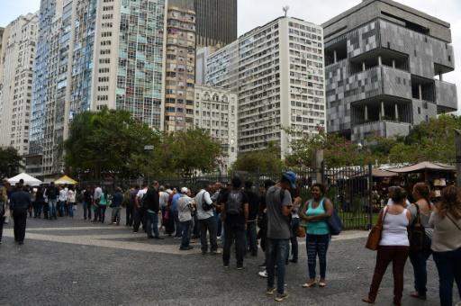 Larga fila de desocupados en Río de Janeiro, ayer