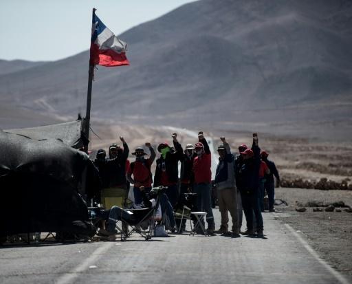 Mineros de Escondida bloquean una ruta en señal de protesta en Antofagasta,