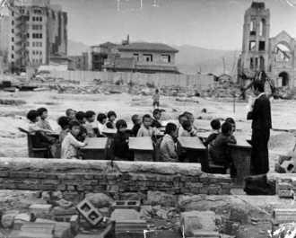 Escuela en una Hiroshima destruída
