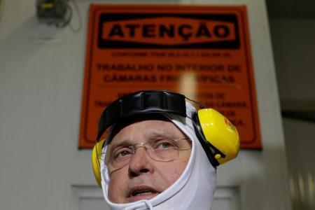 El ministro de Agricultura de Brasil, Blairo Maggi, durante una visita técnica a un frigorífico 