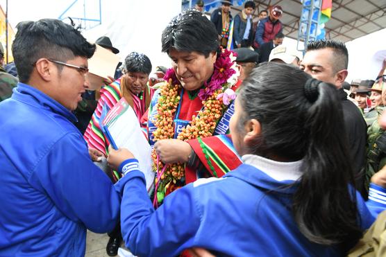 Evo Morales rodeado de estudiantes