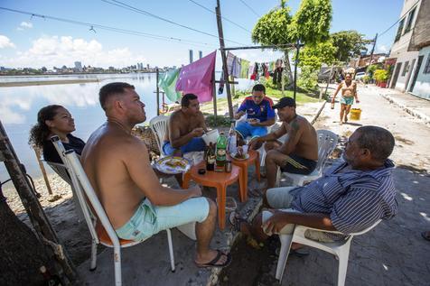 Hombres sin trabajo en un barrio pobre de Rio de Janeiro.
