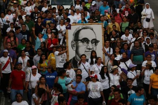 La imágen de Romero preside una procesión ayer en San Salvador