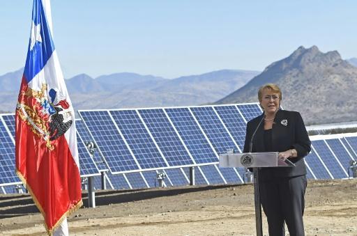 Bachelet hace el anuncio de la adhesión en la planta de energía solar de Colina, cerca de Santiago