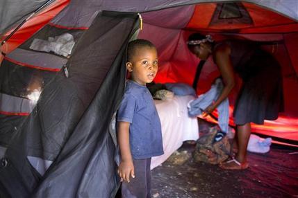 Una mujer violada cuida a sus hijos en una carpa en Haití