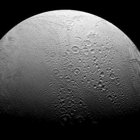 La luna de Saturno Encelado