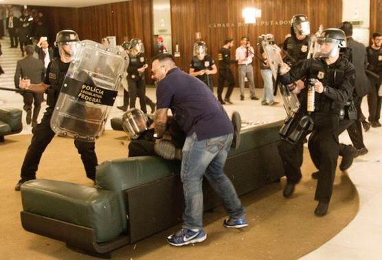 Guardia policial del senado golpean a policias que protestan