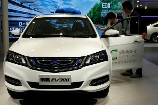 El auto eléctrico Geely EV 300, expuesto en el Motor Show de Shanghái, ayer