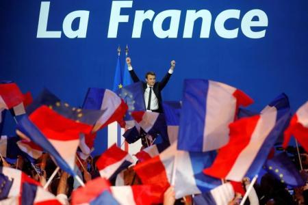 Emmanuel Macron festeja en su sede ayer