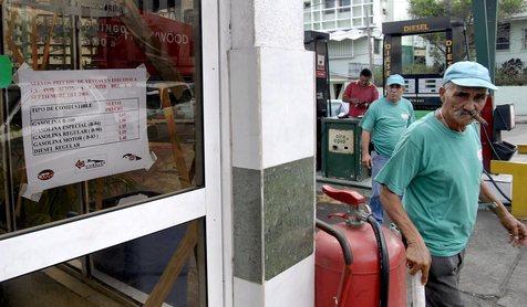 Trabajadores de una gasolinera en La Habana