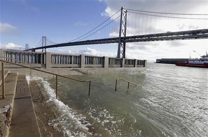 El nivel del mar alcanza la escalera en el Embarcadero en San Francisco. 