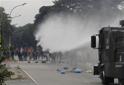 Policía lanza chorros de agua a manifestantes frente a la universidad de Sao Paulo