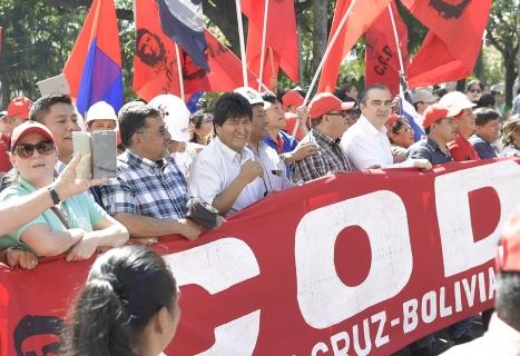Morales encabeza la marcha en Santa Cruz, ayer