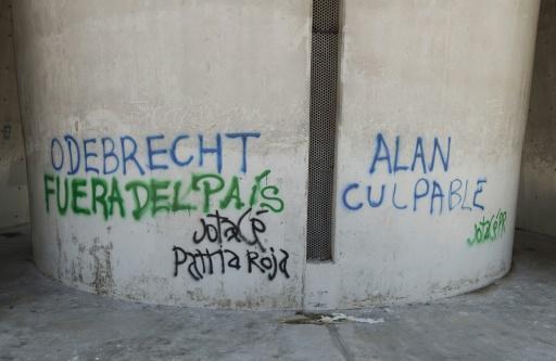 Una pintada contra la empresa brasileña Odebrecht y el expresidente peruano Alan García
