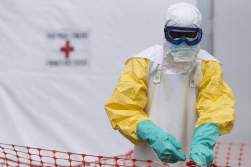 Un trabajador de la salud con el traje de protección por el Ébola en Macenta