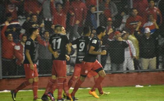 Lentini festeja uno de los goles. Prensa San Martín