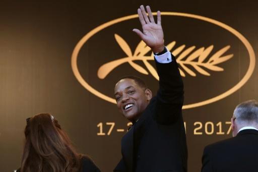 El jurado Will Smith saluda a su llegada a la inauguración del Festival de Cannes, ayer