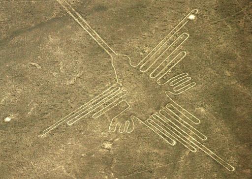 El "colibrí", una de las figuras del conjunto de geoglifos de la cultura Nasca, en el sur de Perú