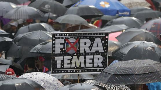 Carteles de la multitud el pasado domingo en Sao Paulo