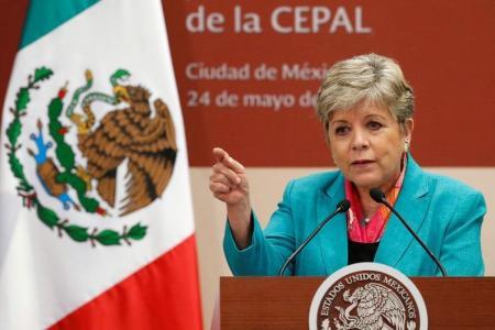 La secretaria ejecutiva de la CEPAL, Alicia Bárcena, da un discurso en Ciudad de México