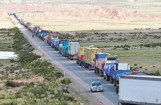 Larga fila de camiones bolivianos no pueden ingresar a aduena chilena