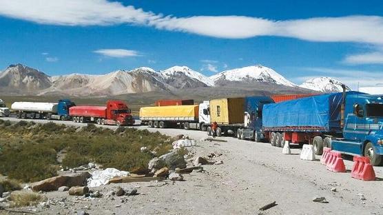 Fila interminable de camiones bolivianos a la espera de ingresar a puerto