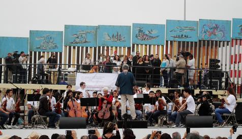 La música le dice que "no" al muro: concierto en frontera EEUU-México