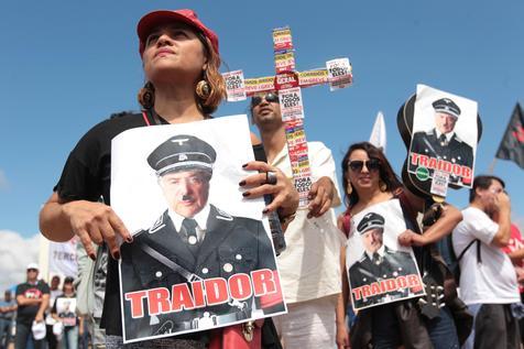 Dura protesta contra el presidente Michel Temer, calificado de "traidor" y caricatulizado como Adolf Hitler. 