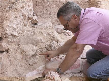 El doctor Jean-Jacques Hublin examina fósiles en Jebel Irhoud en Marruecos 