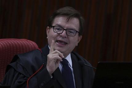 Herman Benjamin, juez de la Corte Suprema Electoral de Brasil, habal durante una sesión de corte en Brasilia 