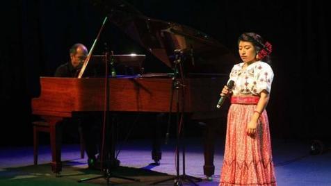 La soprano de la etnia mixe MAría Reyna González sigue conquistando escenarios en México.