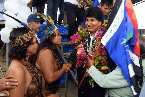 Evo Morales rodeado de mujeres, ayer en La Paz