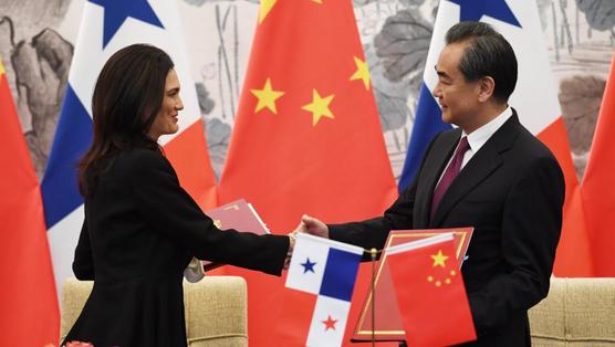 La canciller de Panamá Isabel de Sain Malo y su par chino Wang Yi intercambian documentos 