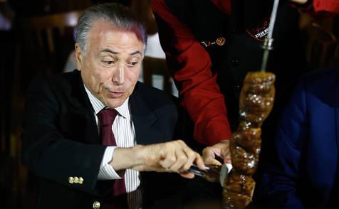 De nada sirvió la ridícula foto de Temer comiendo carne ante diplomáticos