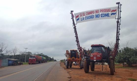Sojeros paraguayos se toman las rutas